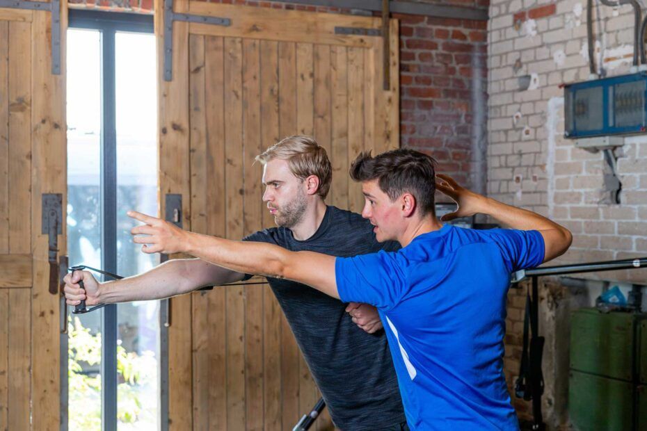 Zwei Männer beim Personaltraining mit Bändern