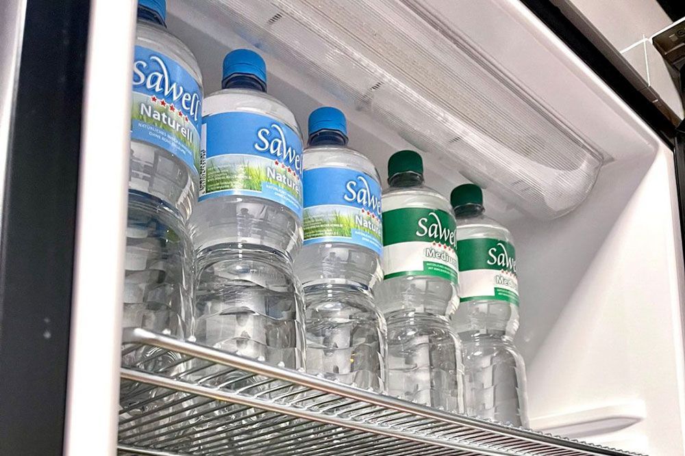 Getränkekühlschrank mit Wasserflaschen