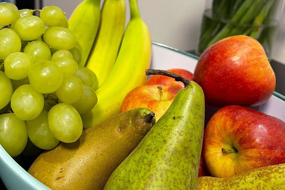 Verschiedenes frisches Obst in einer Schale