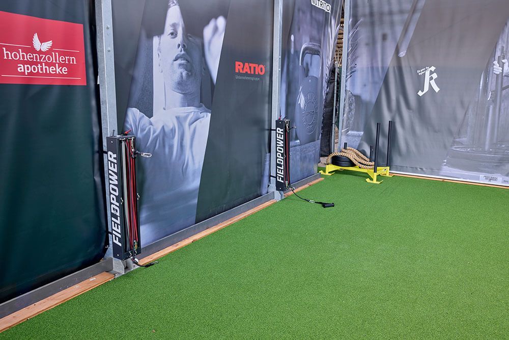 Outdoor-Räumlichkeiten mit verschiedenen Trainingsstationen von FiveHomeFitness