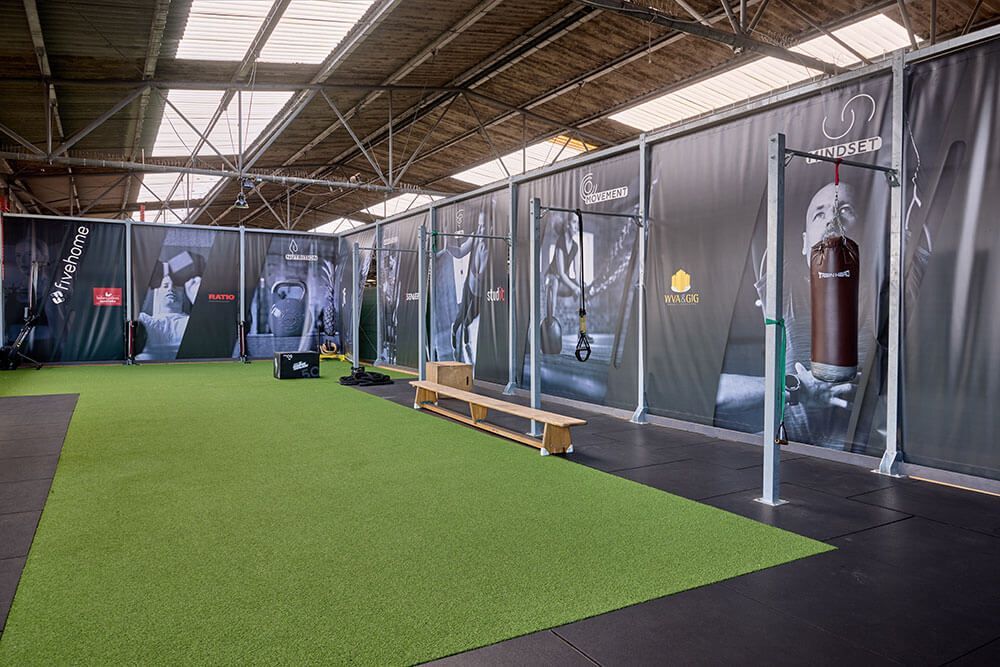 Outdoor-Trainingsbereich mit verschiedenen Stationen