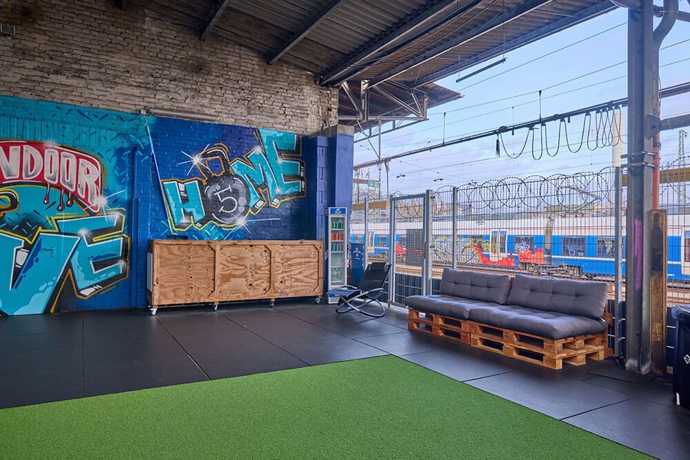 Outdoor-Räumlichkeiten mit Sitzgelegenheiten von FiveHomeFitness