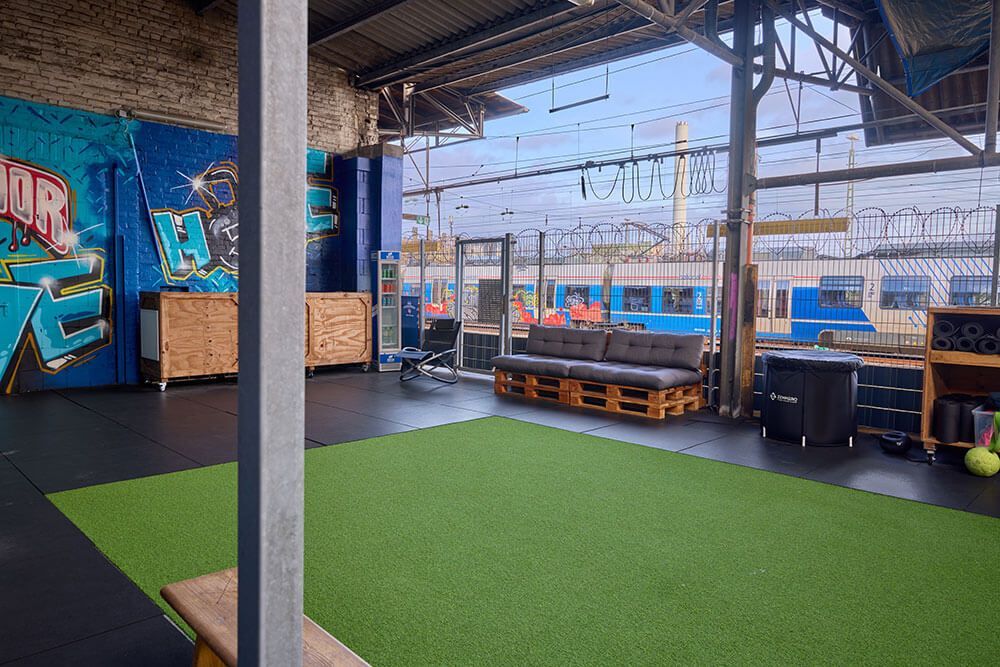 Outdoor-Räumlichkeiten mit Sitzgelegenheiten von FiveHomeFitness