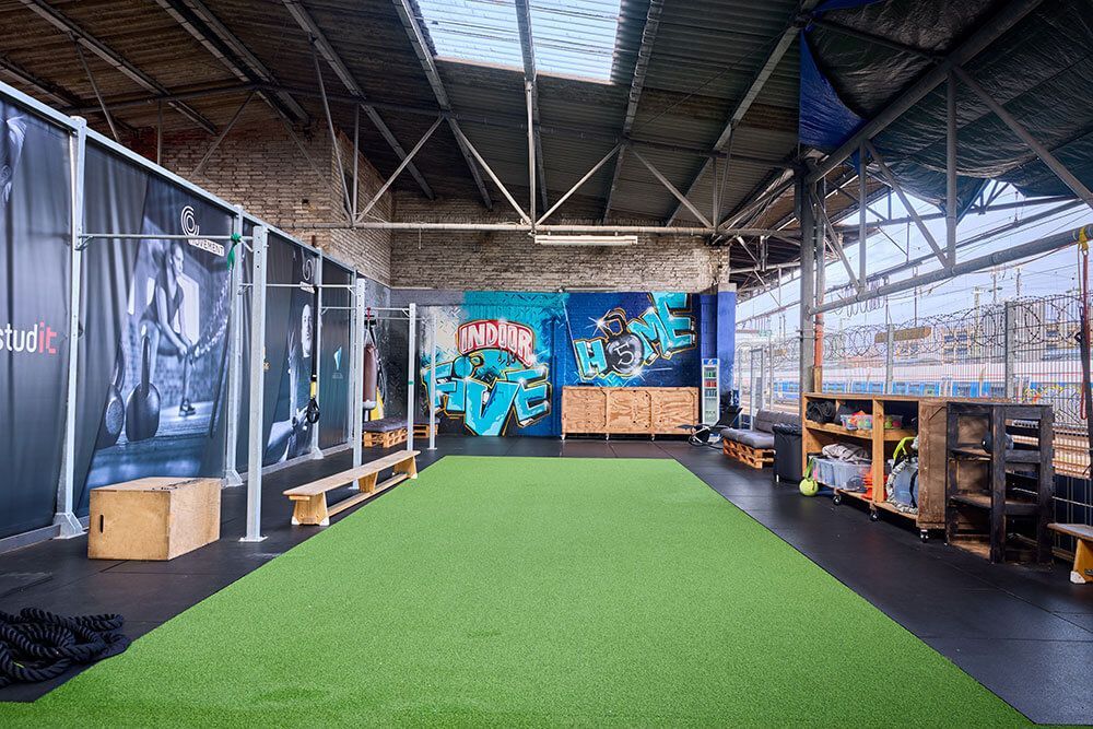 Outdoor-Räumlichkeiten mit verschiedenen Trainingsstationen von FiveHomeFitness