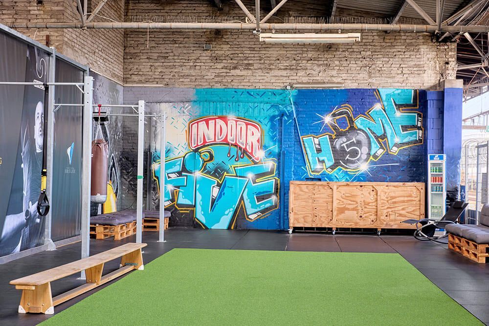 Outdoor-Räumlichkeiten mit verschiedenen Trainingsstationen von FiveHomeFitness