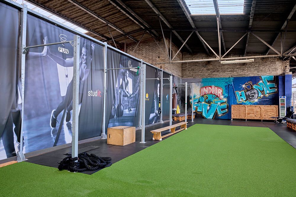 Outdoor-Räumlichkeiten mit verschiedenen Trainingsstationen von FiveHomeFitness