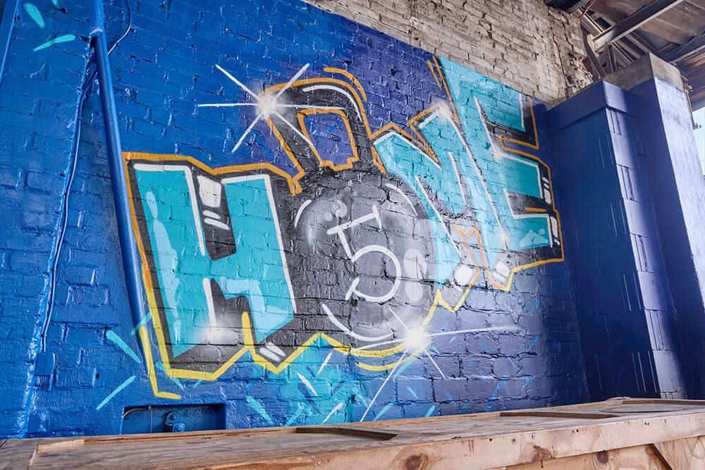 "Home" Graffiti an einer Steinmauer